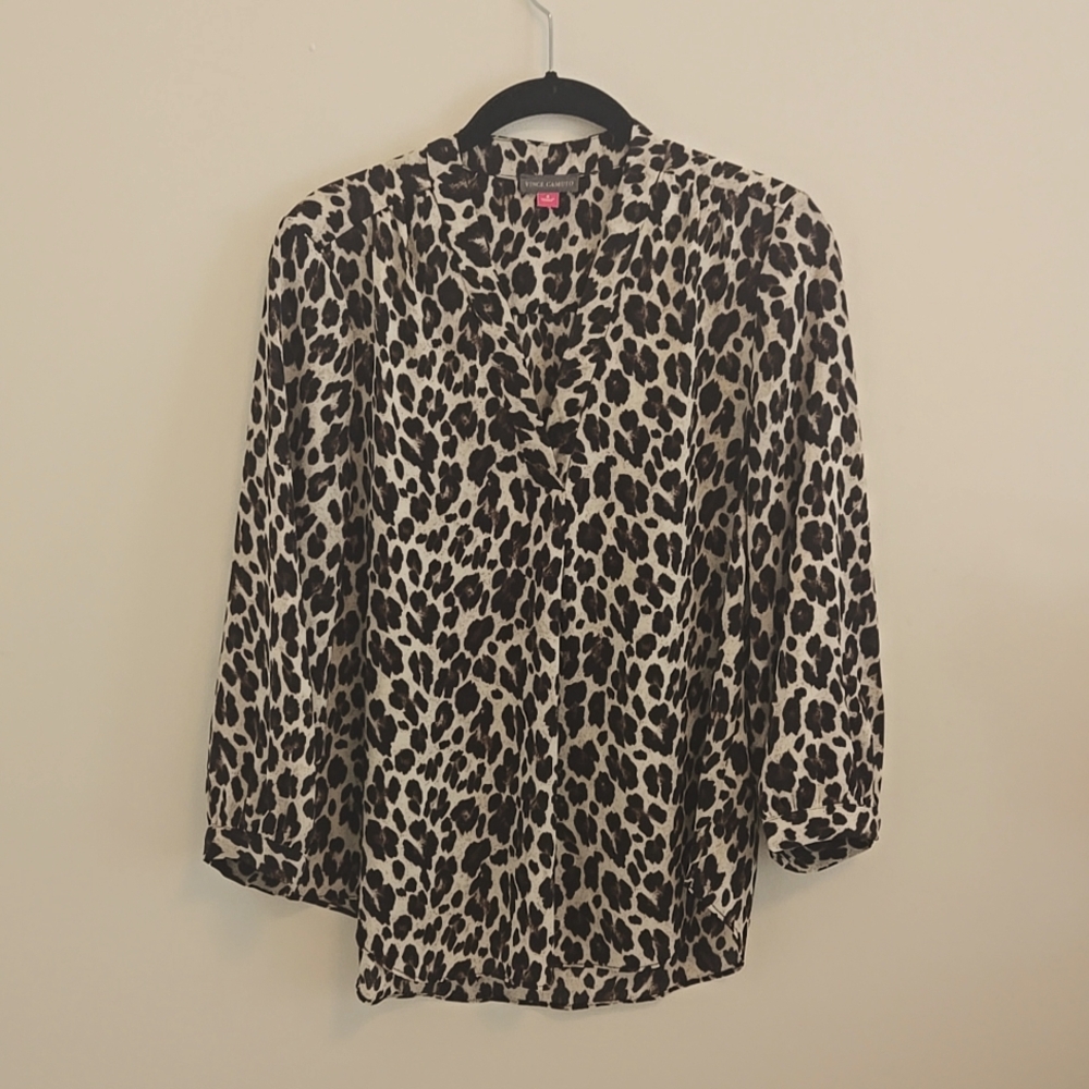Vince Camuto v-neck popover top - EUC